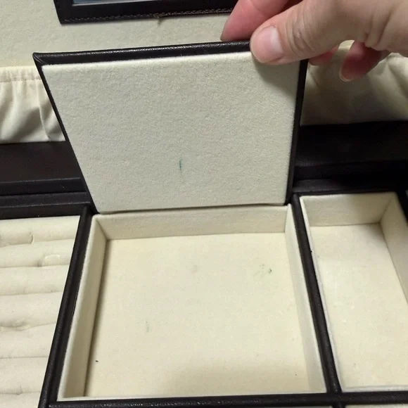 Vintage faux leather jewelry trunk - Picture 6 of 16